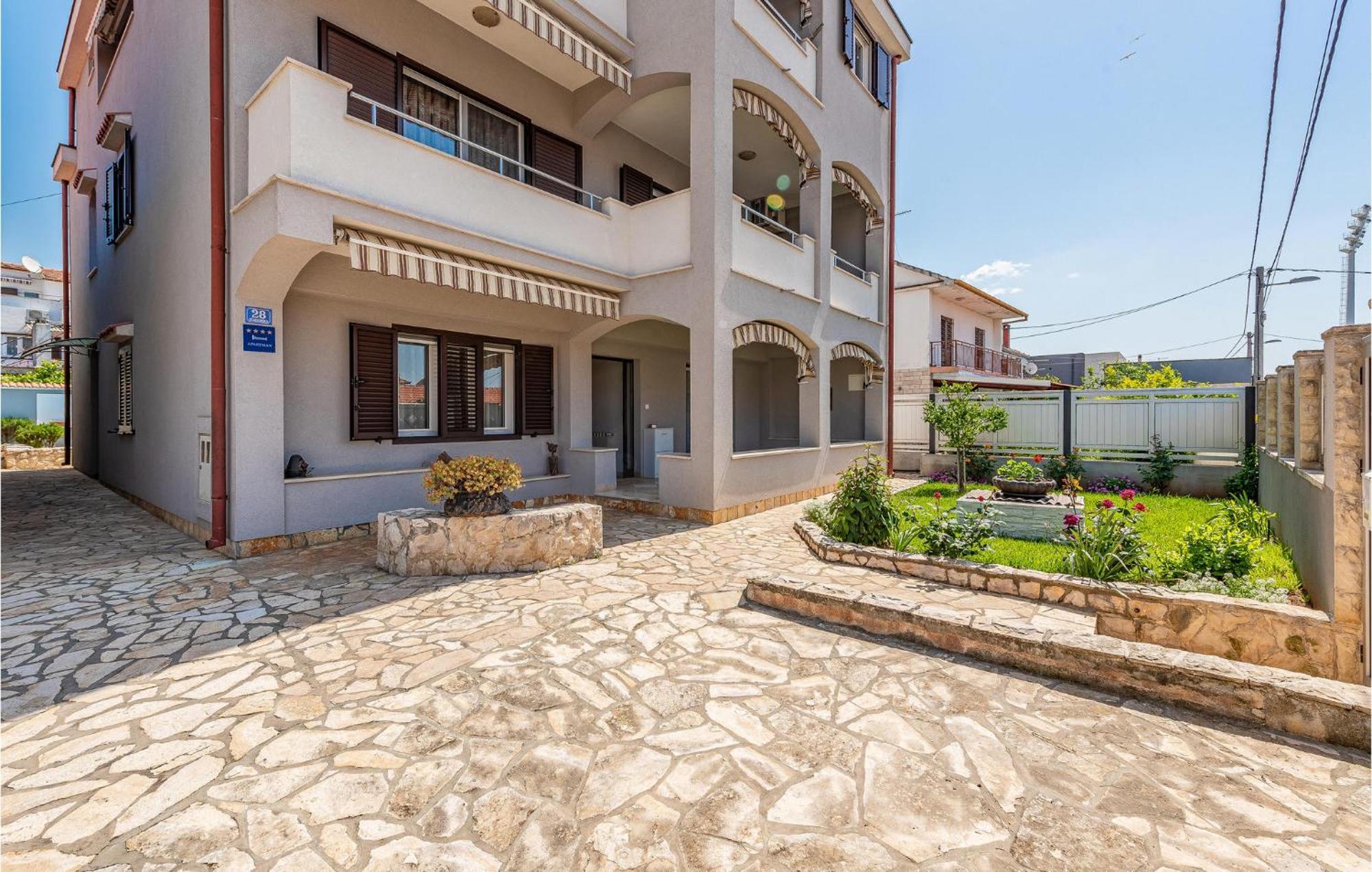 Appartement 2 Bedroom Beautiful In *