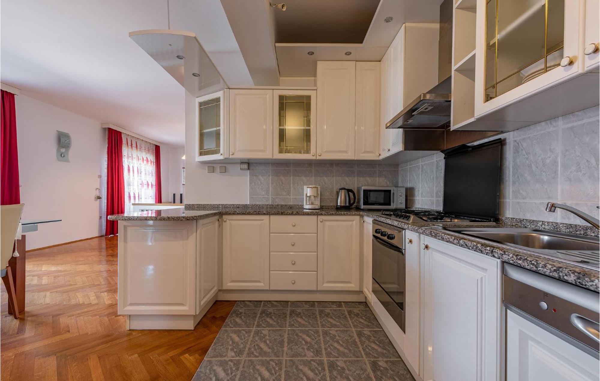2 Bedroom Beautiful In Appartement Zadar