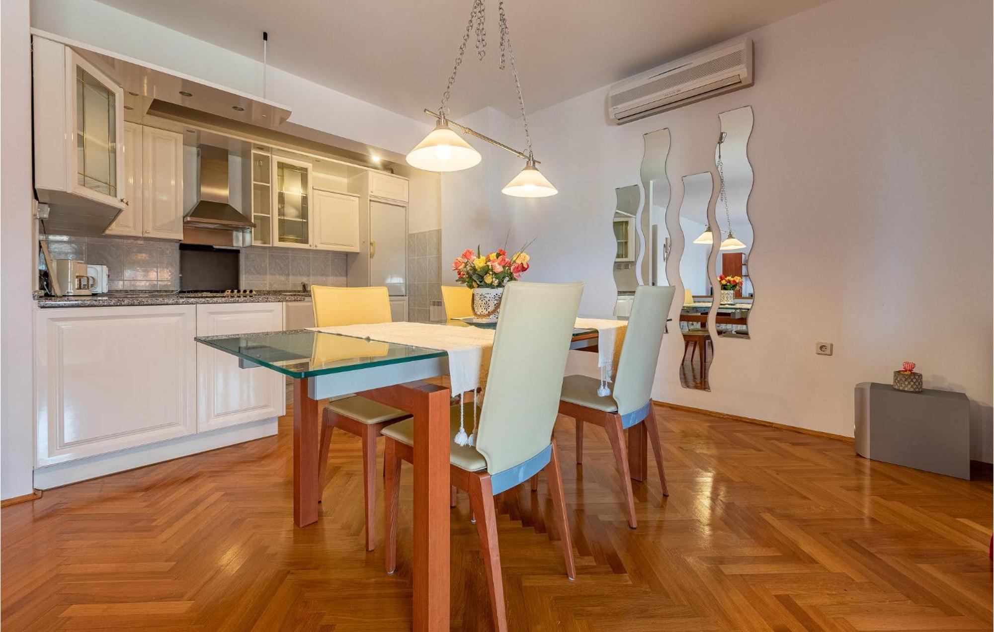 Appartement 2 Bedroom Beautiful In *